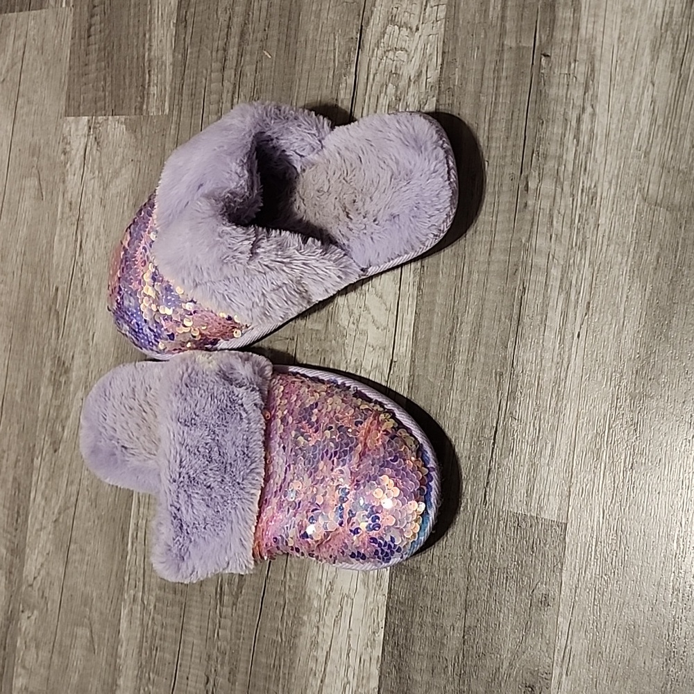 Womens slippers‎ (sequence)
